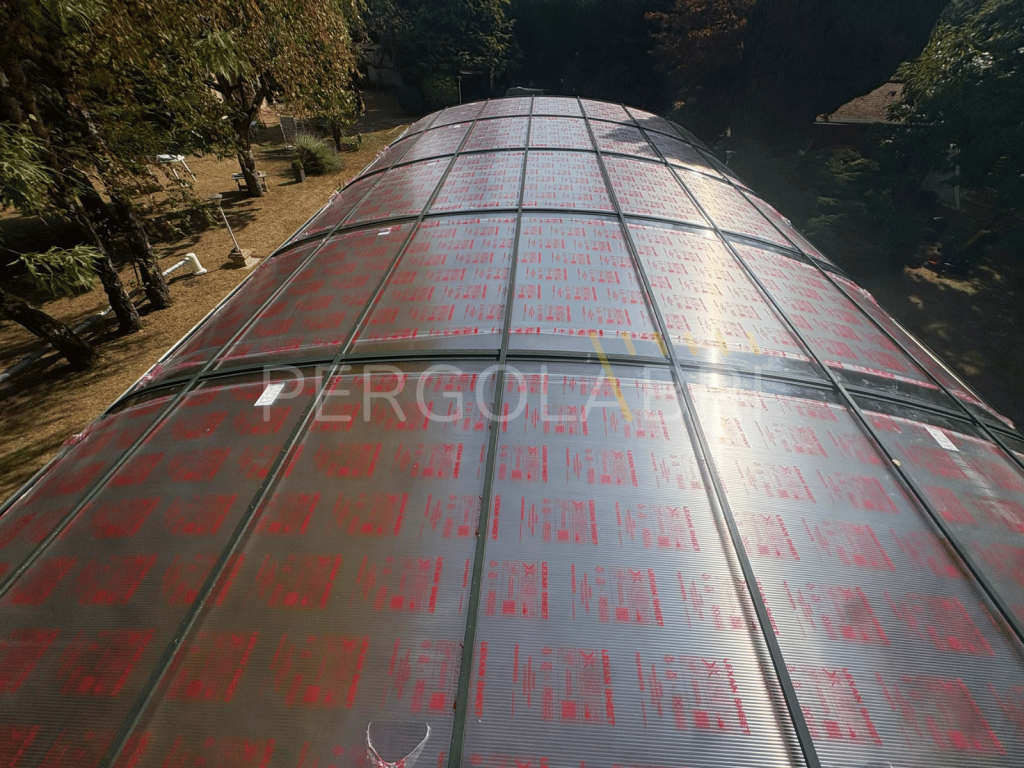 Nouvelles plaques de polycarbonate installées sur un abri de piscine.