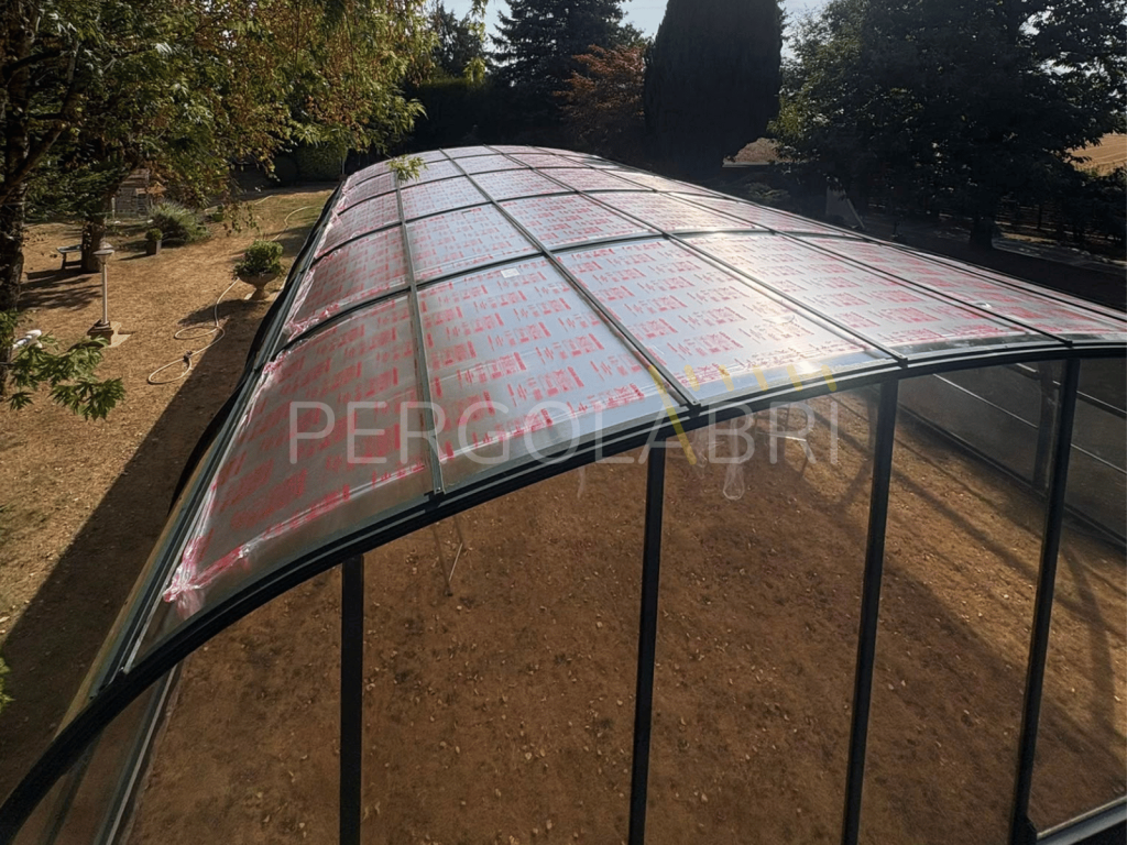 Nouvelles plaques de polycarbonate installées sur un abri de piscine.