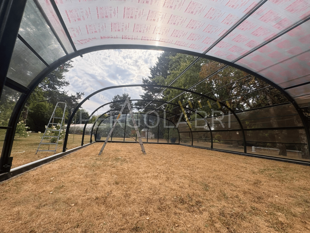 Pose d'une plaque de polycarbonate alvéolaire sur un abri de piscine à Carcassonne.