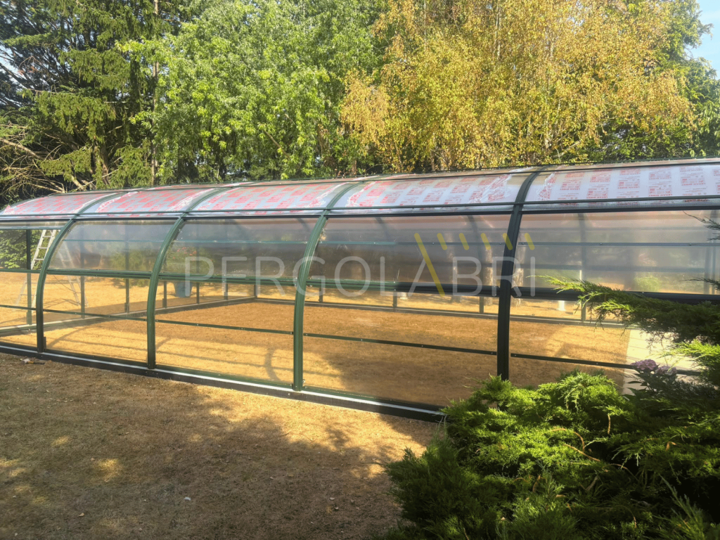 Nouvelles plaques de polycarbonate installées sur un abri de piscine.