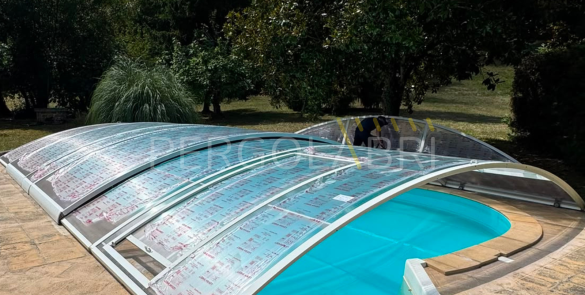 Pose des nouvelles plaques alvéolaires sur abri de piscine Abri Sud par Pergolabri (1)