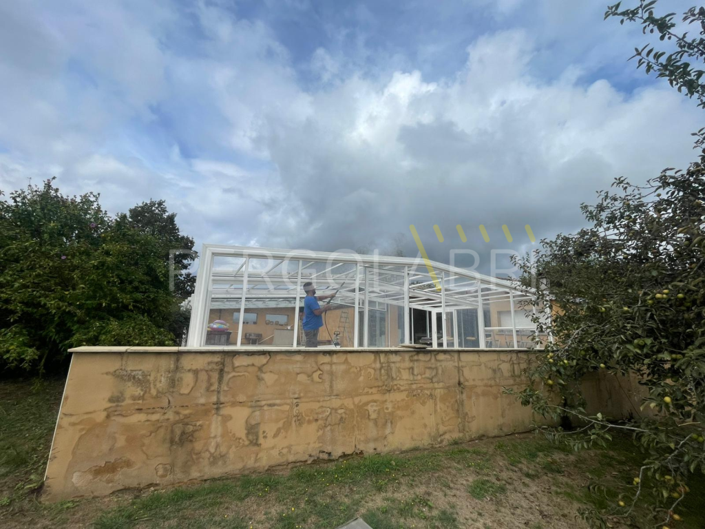 Nettoyage de la structure de l'abri adossé Atlantika