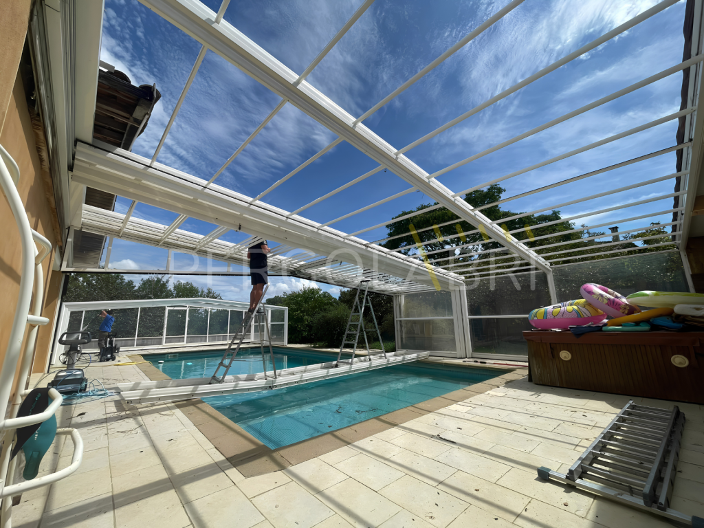 Dépose des anciennes plaques de l'abri de piscine adossé