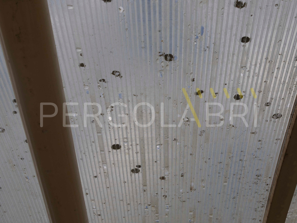 Toiture de carport aux plaques perforées par la grêle à Saint-André-de-Cubzac