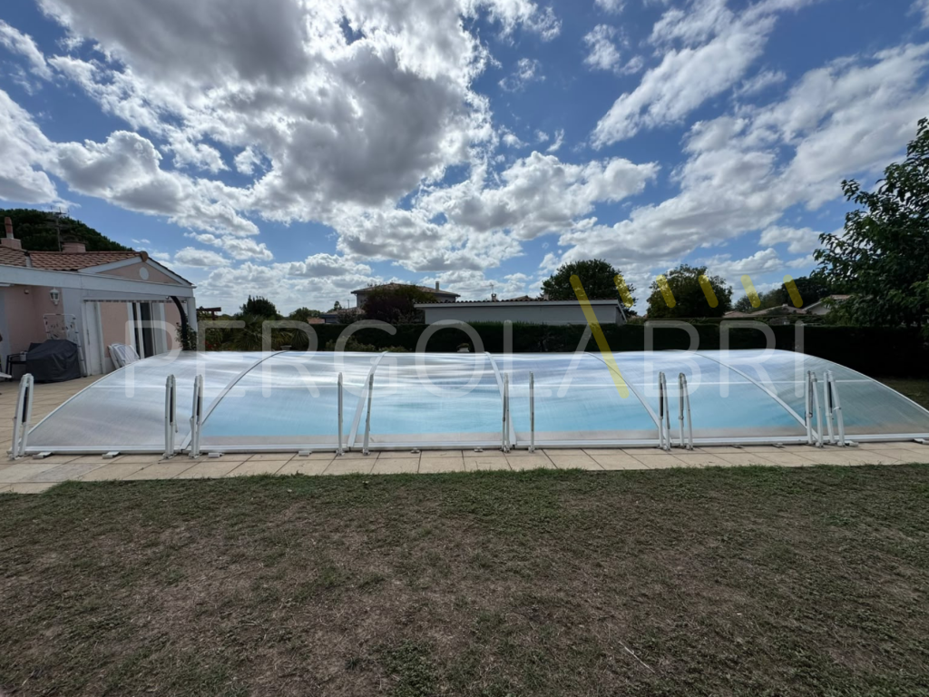 Abri de piscine Abrisud amovible après remplacement des plaques à Saint-André-de-Cubzac