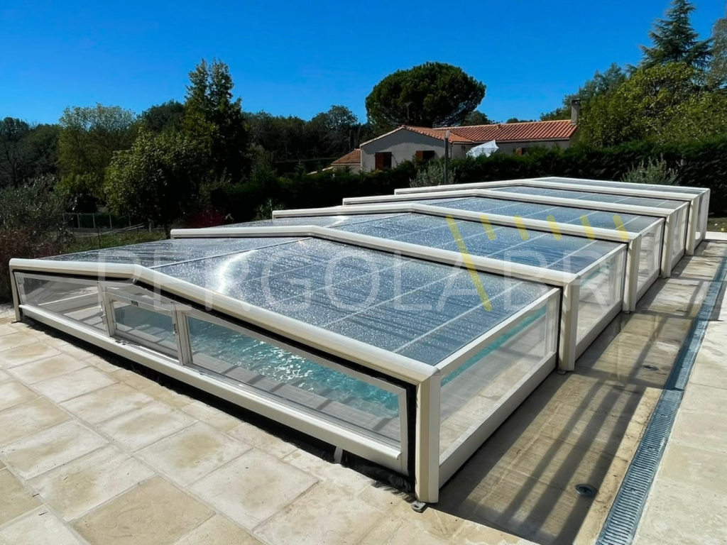 Abri de piscine Eureka blanc à capots beiges rénové avec une toiture neuve à Dax