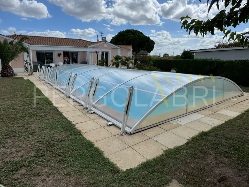 Abri de piscine Abrisud amovible après remplacement des plaques à Saint-André-de-Cubzac