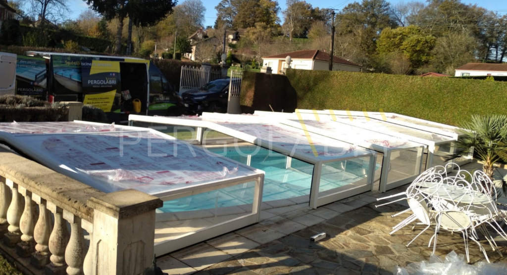 Toiture en polycarbonate alvéolaire neuve, film de protection encore en place