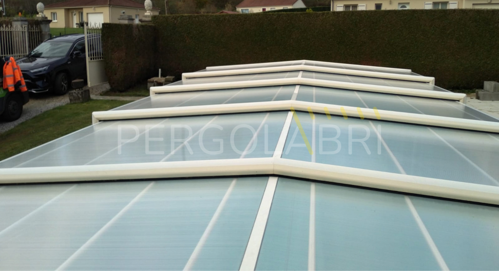 Toiture en polycarbonate alvéolaire neuve vue de l'extérieur