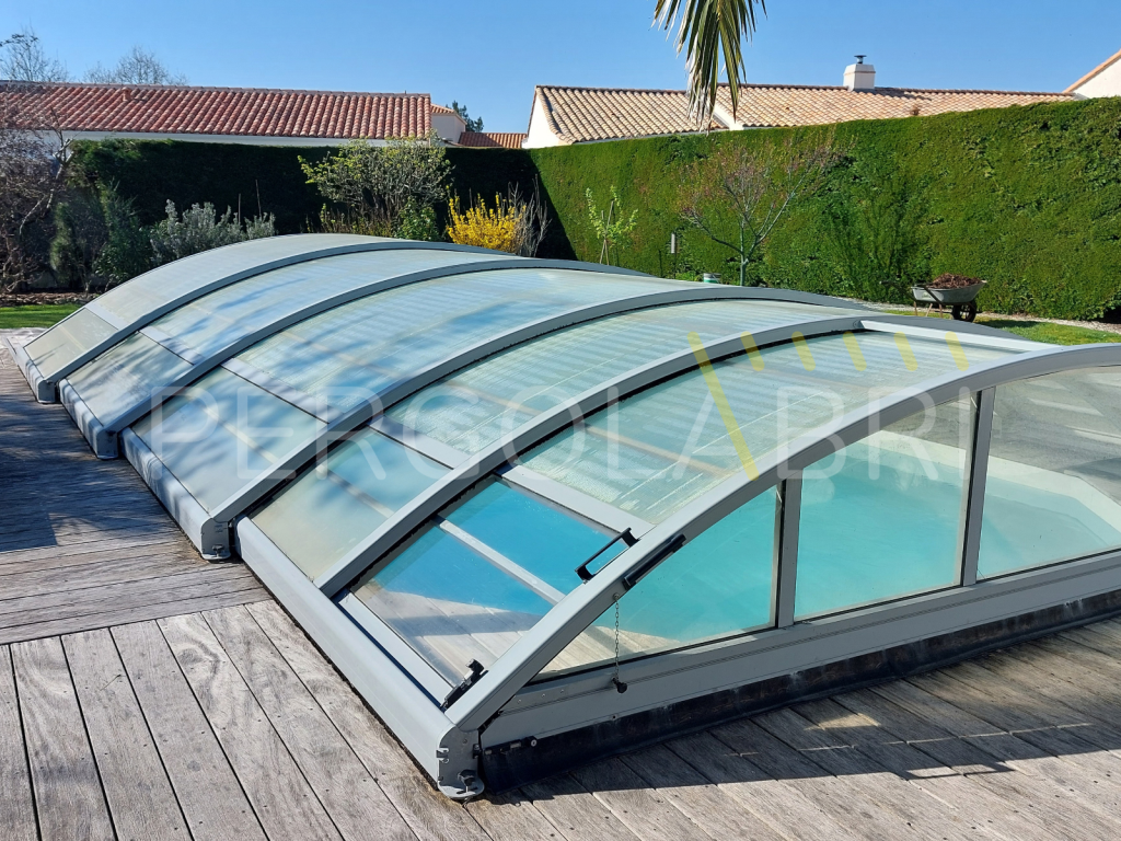 Photo de l'abri de piscine EC Création pour le diagnostic de réparation par Pergolabri