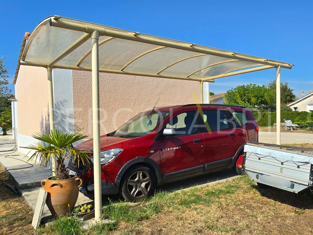 Toiture de carport aux plaques perforées par la grêle à Saint-André-de-Cubzac