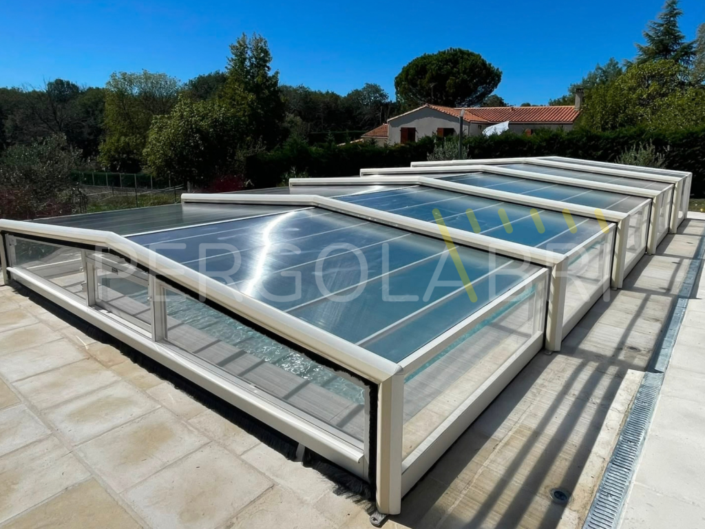 Abri de piscine Eureka blanc à capots beiges rénové avec une toiture neuve à Dax