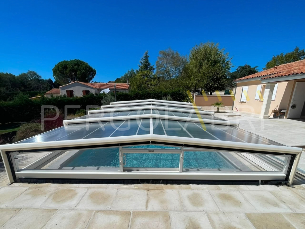 Abri de piscine Eureka blanc à capots beiges rénové avec une toiture neuve à Dax