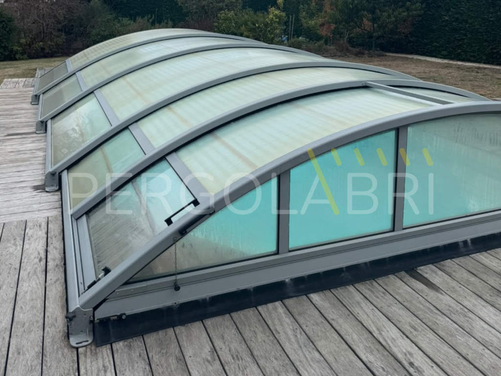 Photo de l'abri de piscine EC Création pour le diagnostic de réparation par Pergolabri