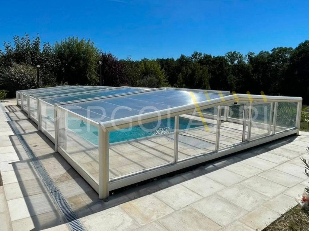 Abri de piscine Eureka blanc à capots beiges rénové avec une toiture neuve à Dax