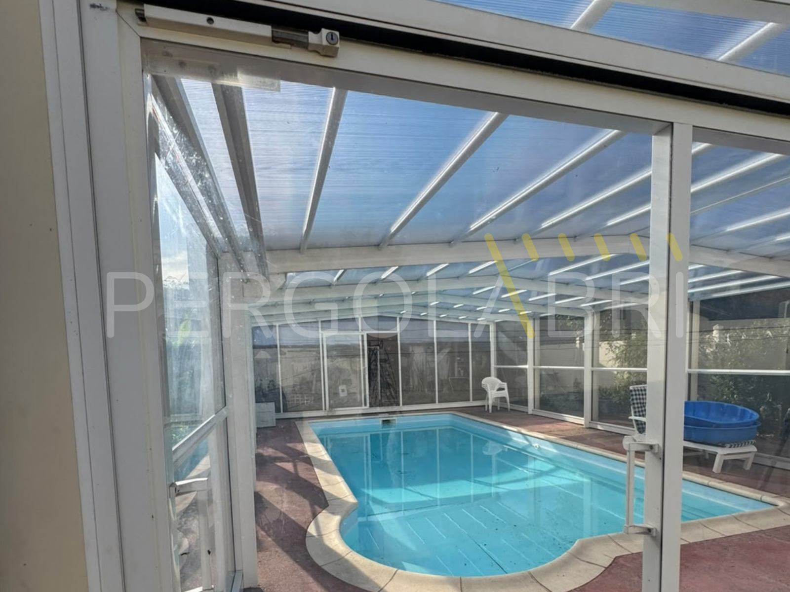 Abri de piscine Eureka à Orthez avec toiture entièrement remplacée