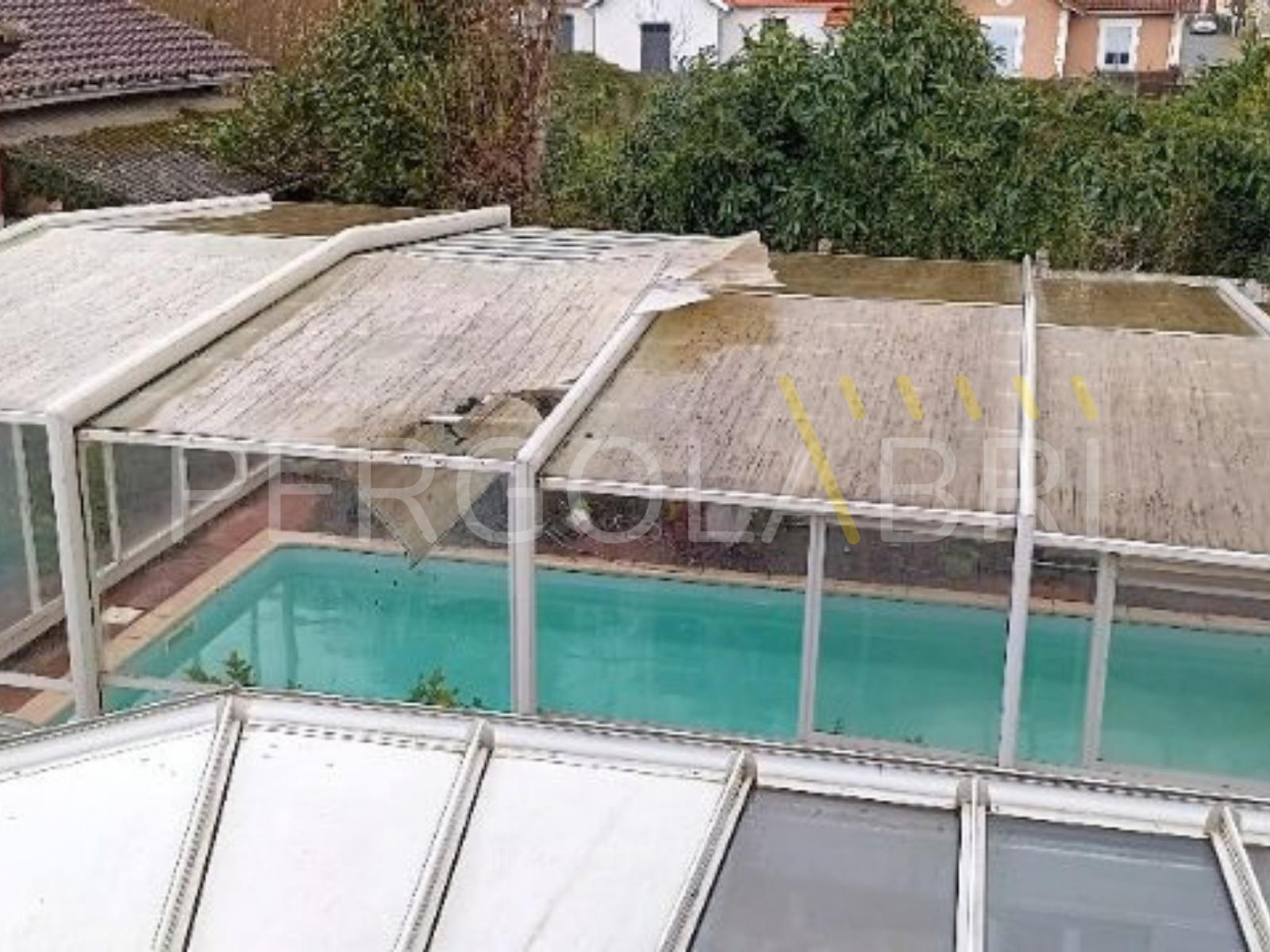 Abri haut Eureka à Orthez avec plaques arrachées et cassées après les orages