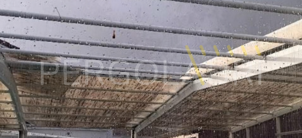 Plaques de toiture cassées sur un abri de piscine Eureka à Orthez