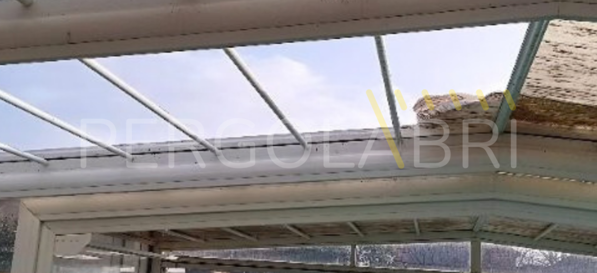 Plaques de toiture cassées sur un abri de piscine Eureka à Orthez