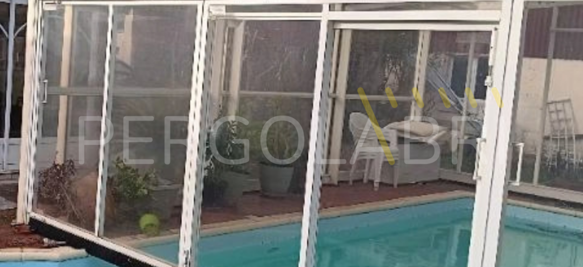 Plaques de toiture cassées sur un abri de piscine Eureka à Orthez
