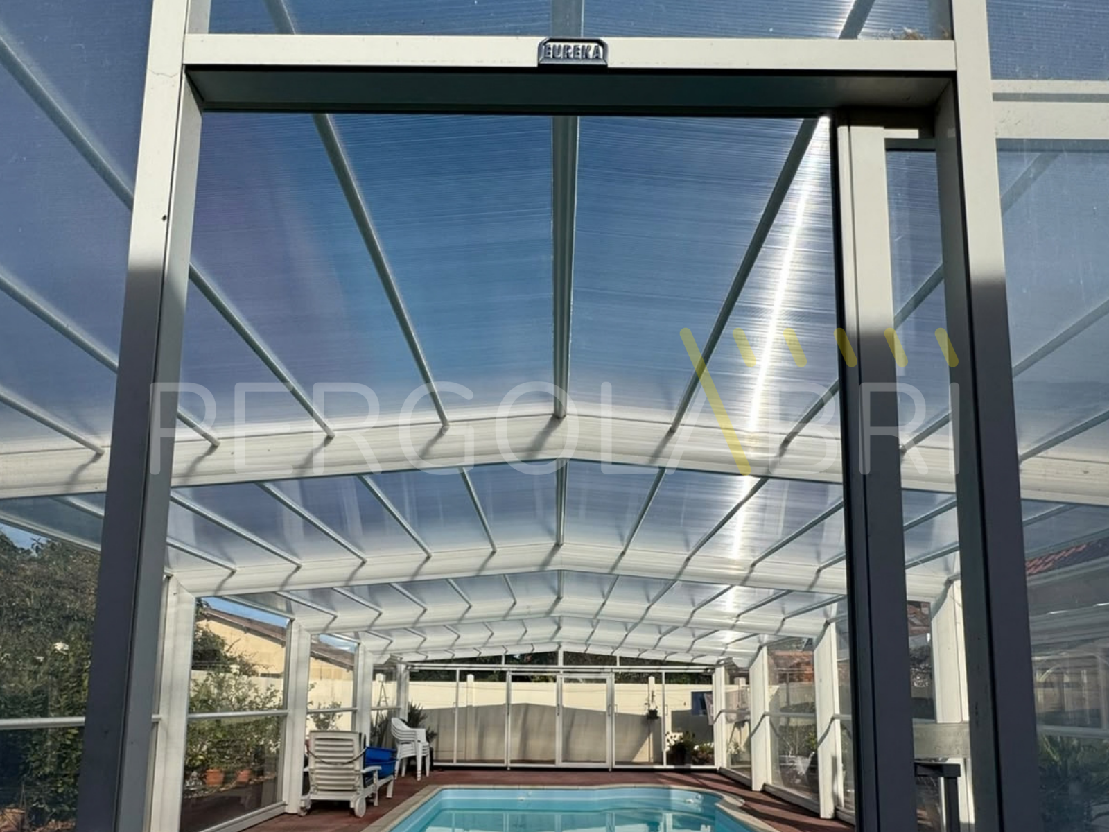 Remplacement des plaques de toiture d'un abri de piscine Eureka à Orthez