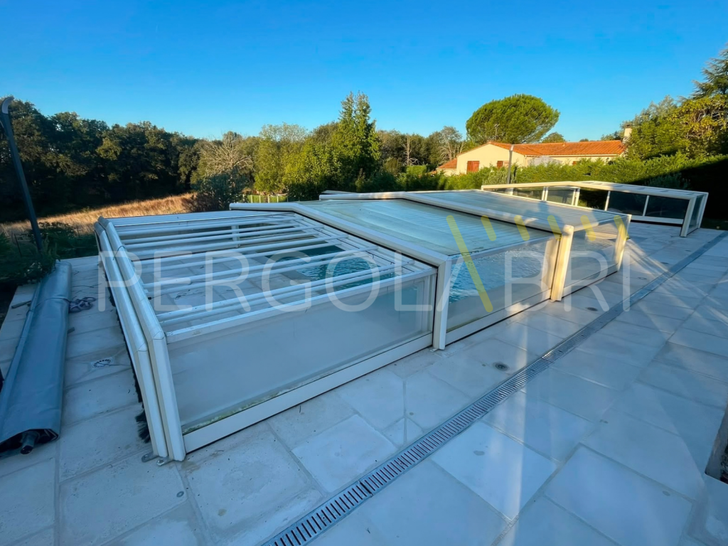 Abri de piscine Eureka blanc à capots beiges endommagé par un orage à Dax