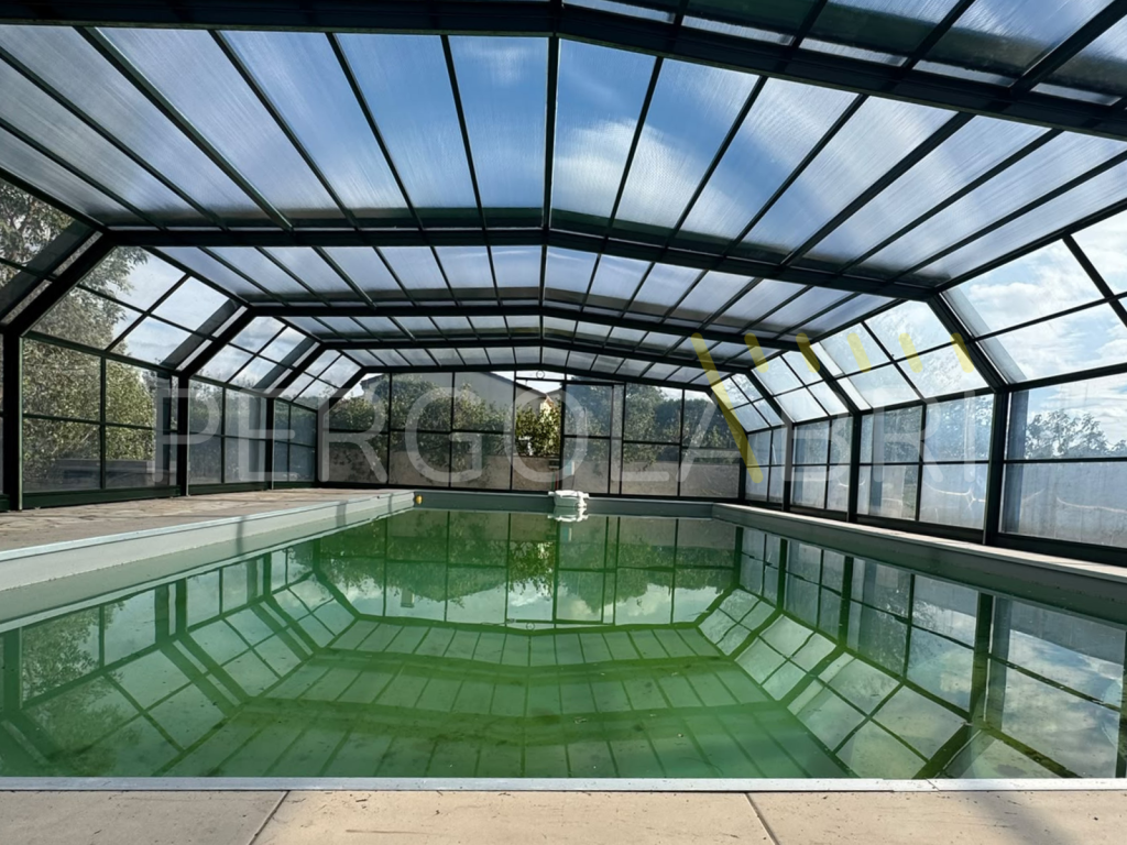 Plaques neuves en polycarbonate sur la toiture d'un abri de piscine à Soustons