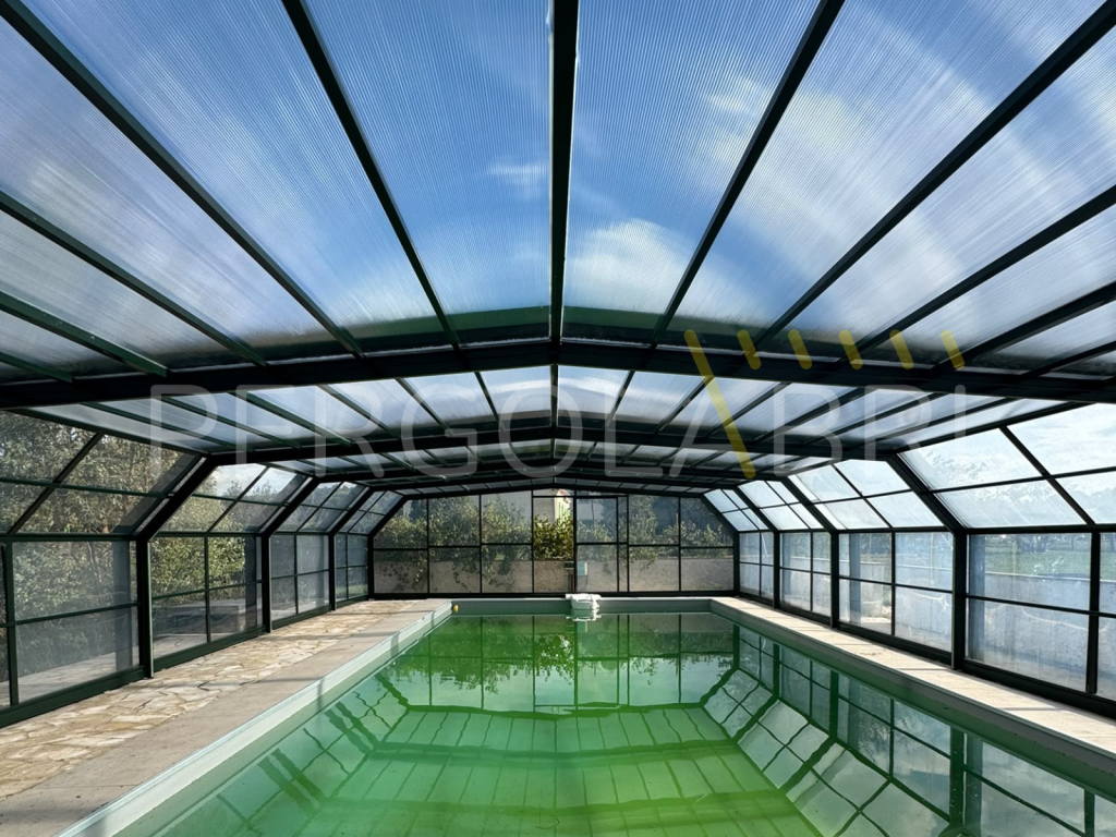 Toiture d'abri de piscine transparente laissant passer la lumière après réparation