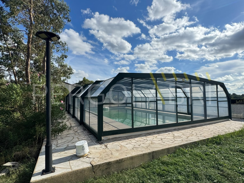 Façade d'un abri de piscine haut avec sa toiture neuve dans les Landes