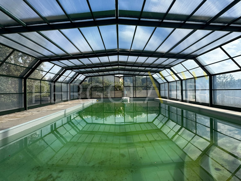 Intérieur d'un abri de piscine haut à Soustons sous sa toiture neuve