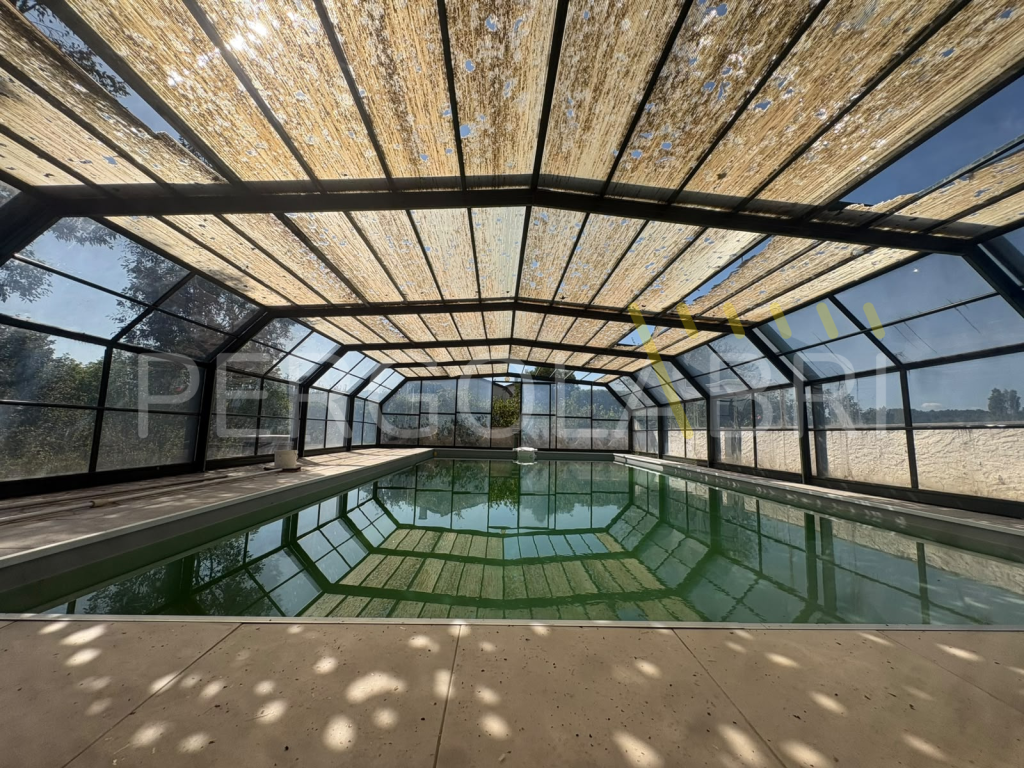 Abri de piscine haut vert sapin à Soustons avec sa toiture endommagée par l'orage
