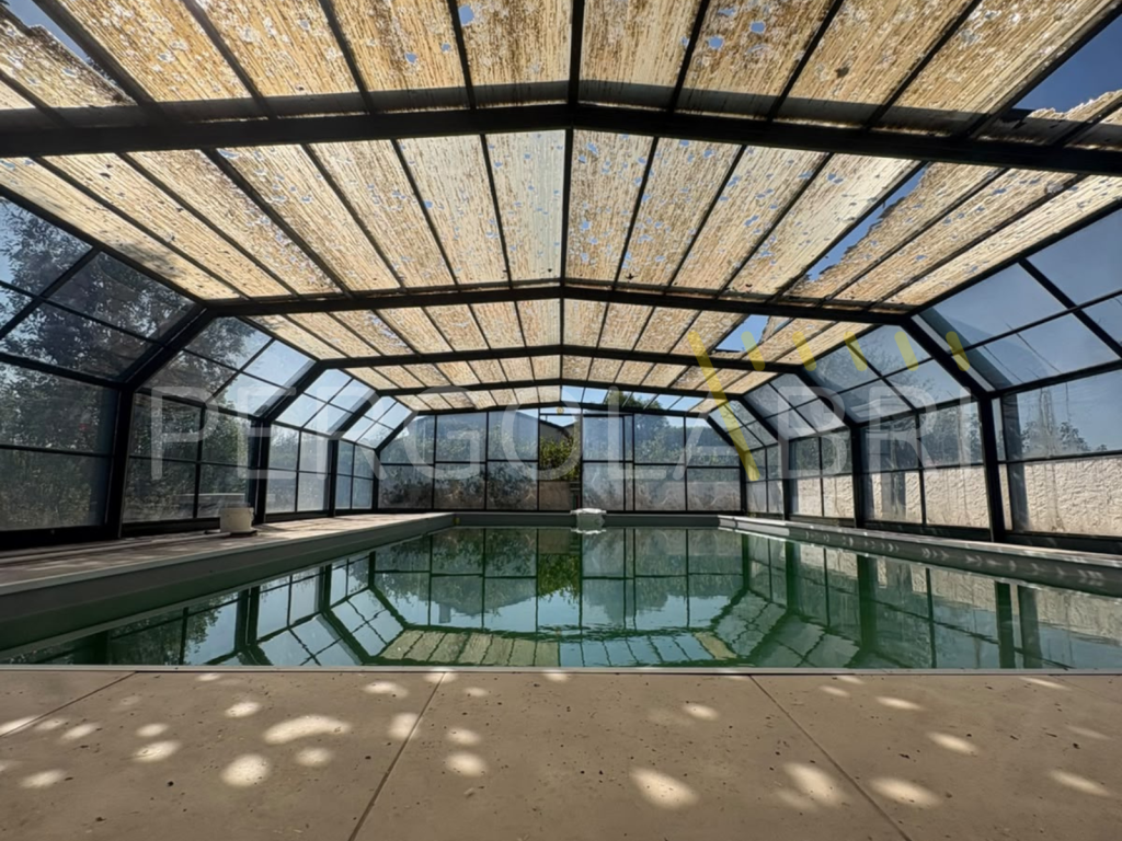 Plaques de toiture d'abri de piscine percées par la grêle à Soustons