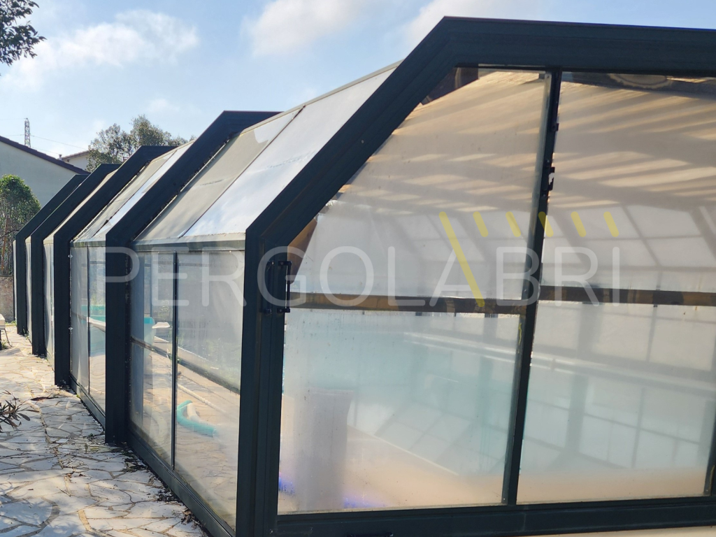 Toiture d'abri de piscine trouée vue de l'extérieur avant réparation à Soustons