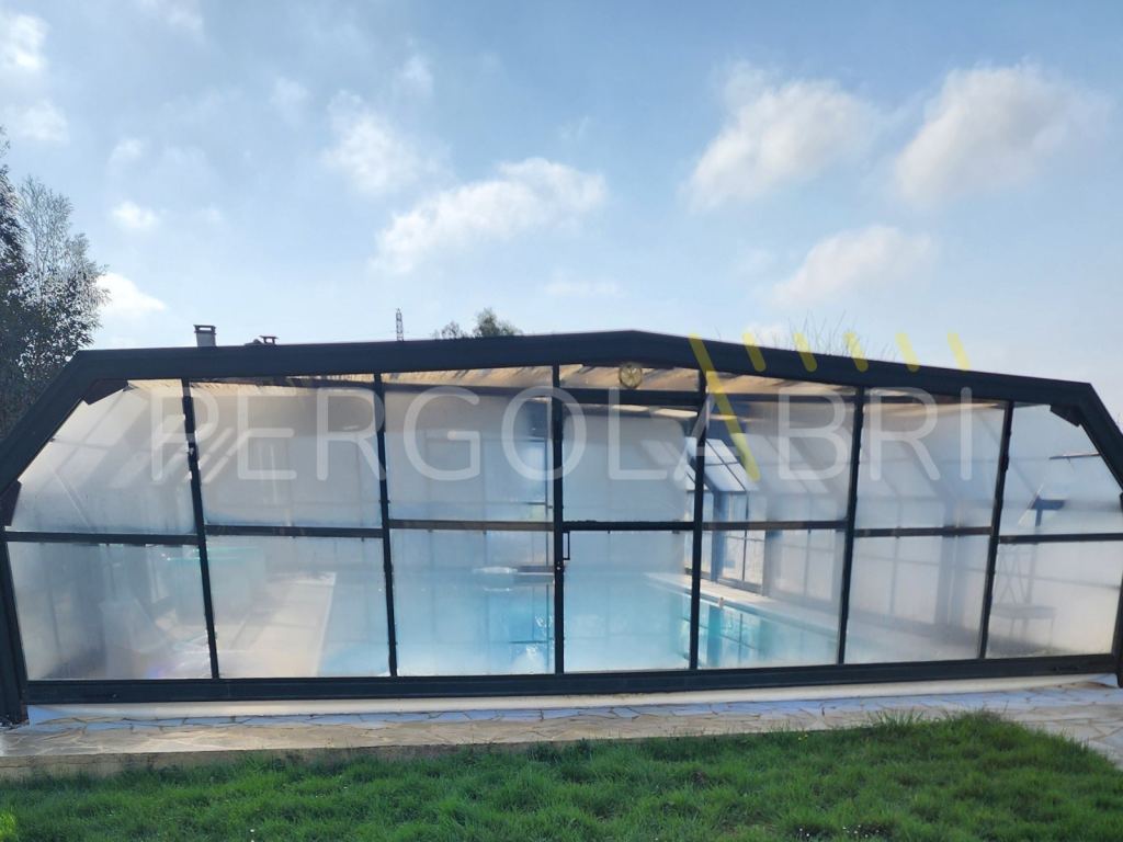 Toiture d'abri de piscine trouée vue de l'extérieur avant réparation à Soustons