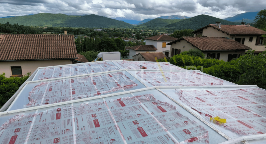 Réparation abri Antichan-de-Frontignes : toiture de l'abri Eureka pendant remplacement des plaques