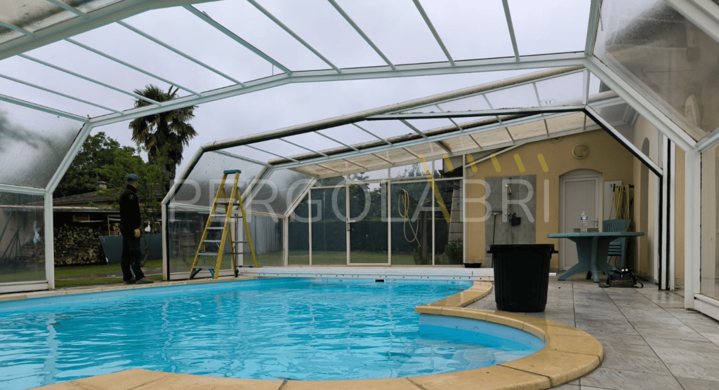 Structure de l'abri de piscine Eureka nettoyée après dépose des plaques