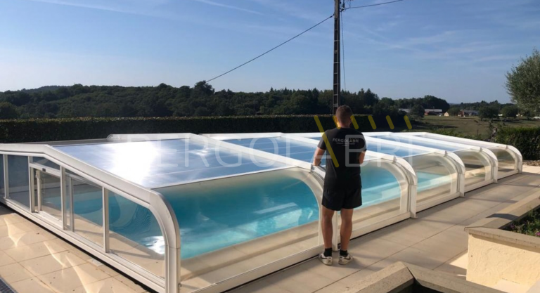 Toiture réparée d'un abri de piscine Eureka avec Nicolas Ouzeau