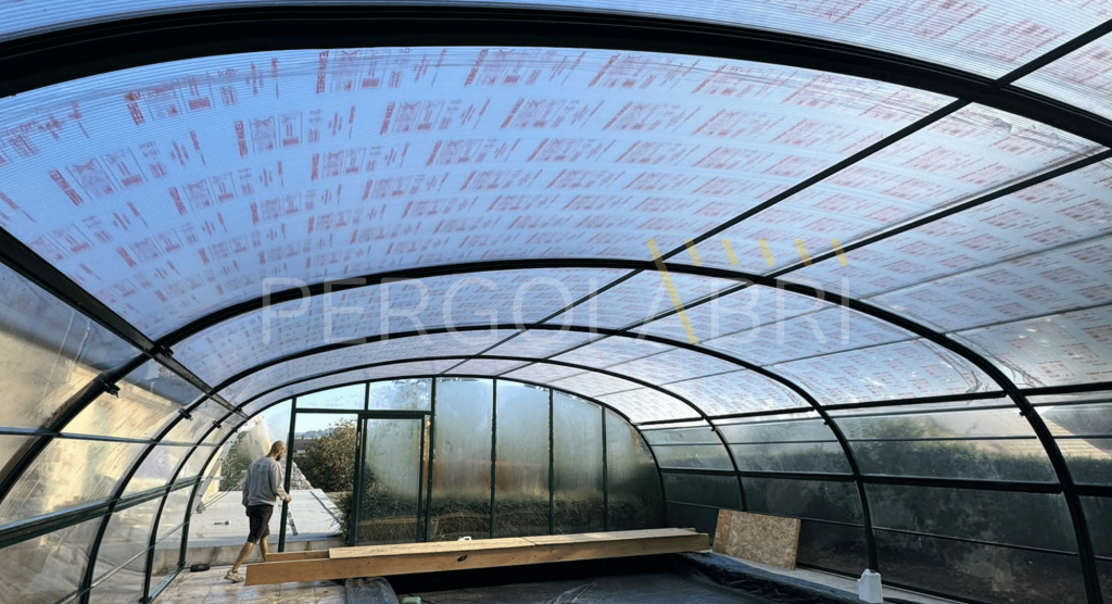 Pose des nouvelles plaques sur l'abri de piscine
