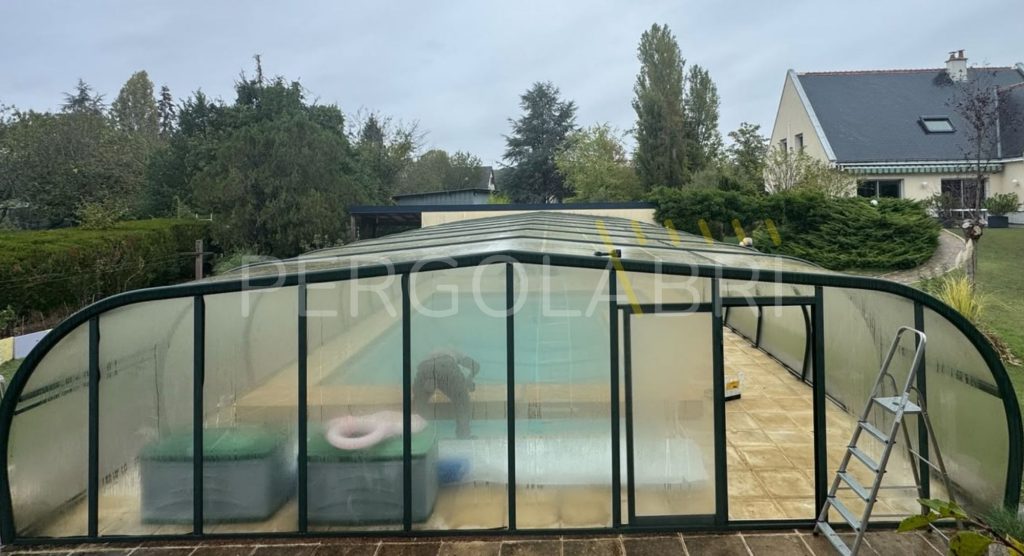 Vue d’ensemble d’un abri de piscine de 16 m à Cormery avant le remplacement de sa toiture