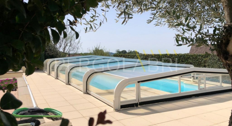 Abri de piscine Eureka Verseau avec sa toiture réparée