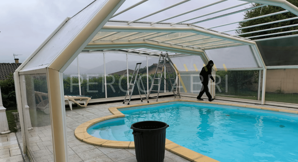Structure de l'abri de piscine Eureka nettoyée après dépose des plaques