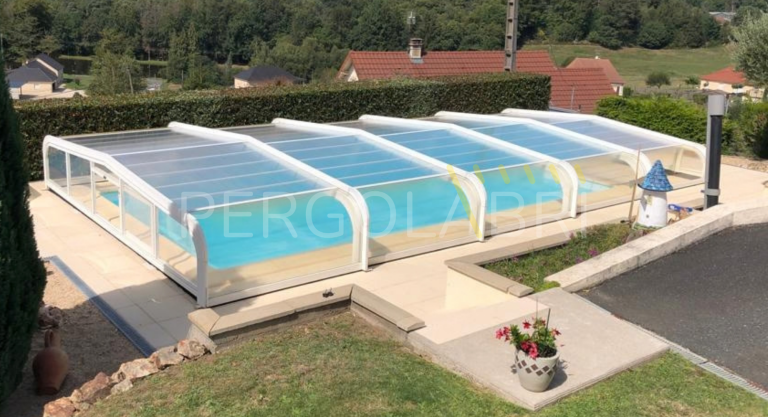 Toiture neuve en polycarbonate alvéolaire vue de l'extérieur