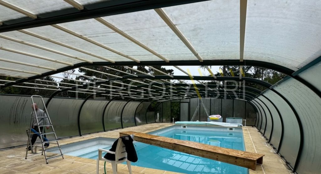 Dépose des anciennes plaques de toiture sur la structure d’un abri de piscine