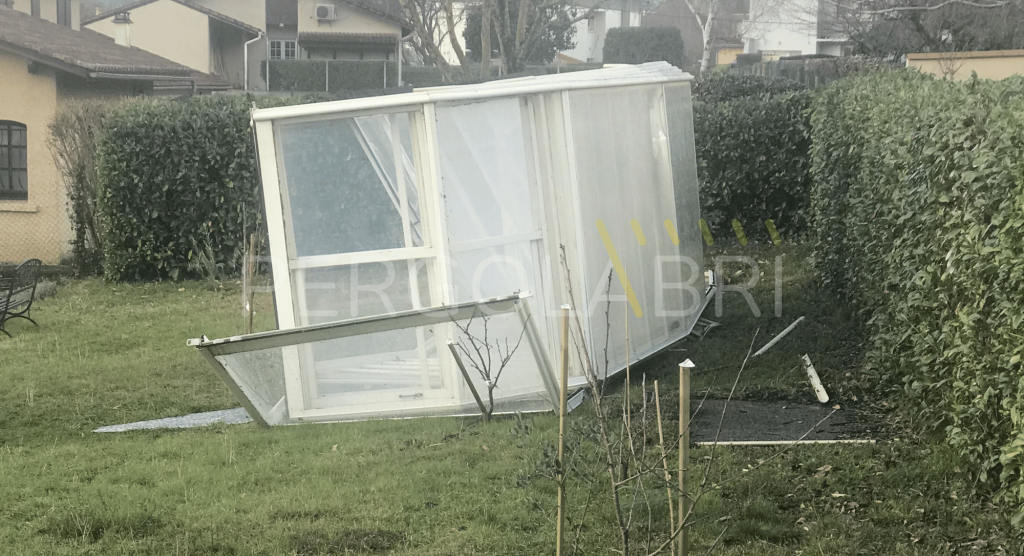 Réparation abri Antichan-de-Frontignes : abri eureka envolé dans le jardin du voisin