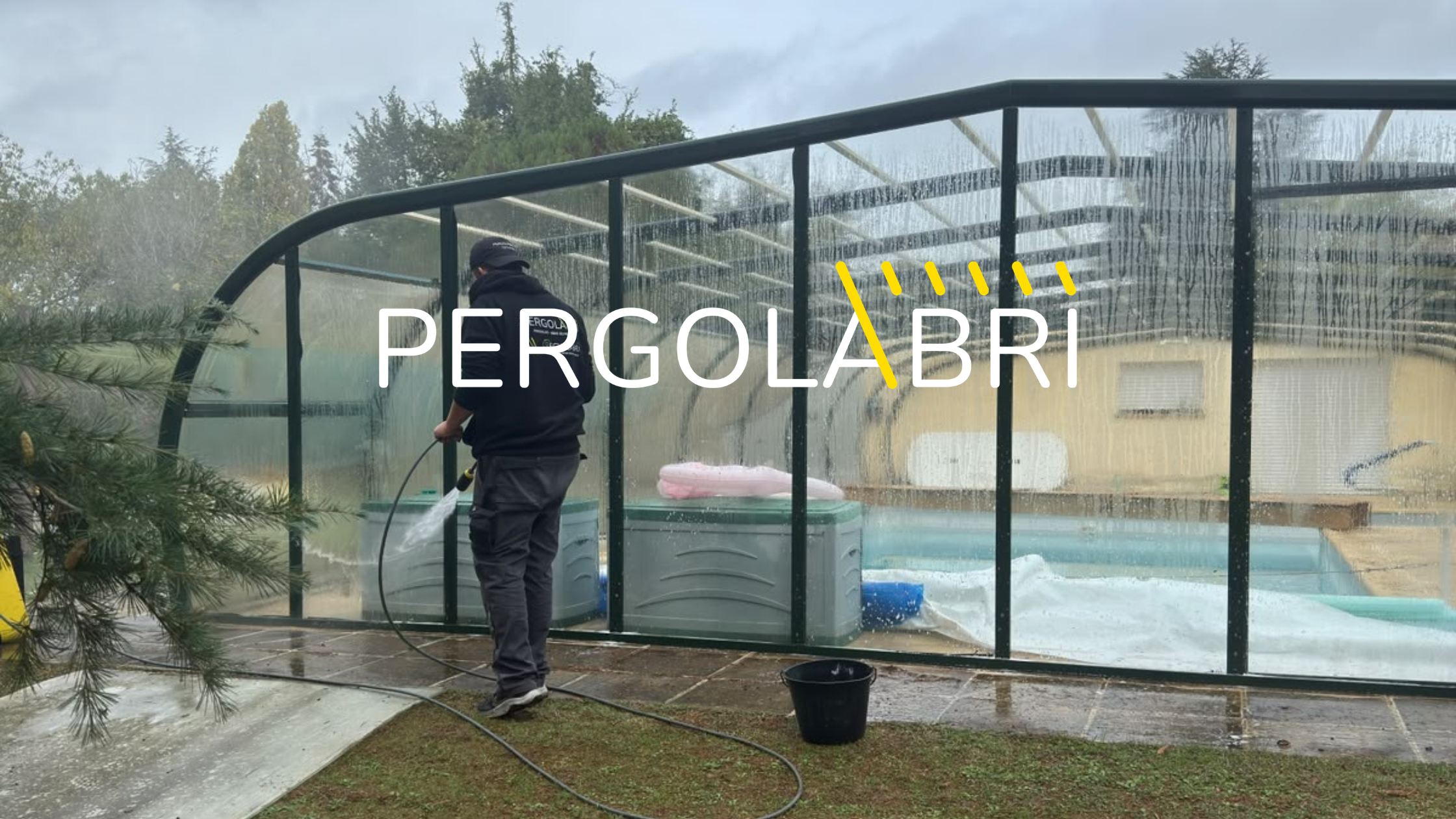 Réparation d'abri de piscine à Cormery (37) toiture percée par la grêle