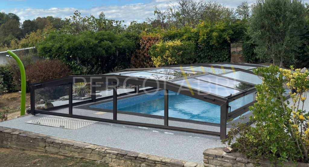 Vue de côté du chantier terminé de rénovation d'abri de piscine Swim Protec