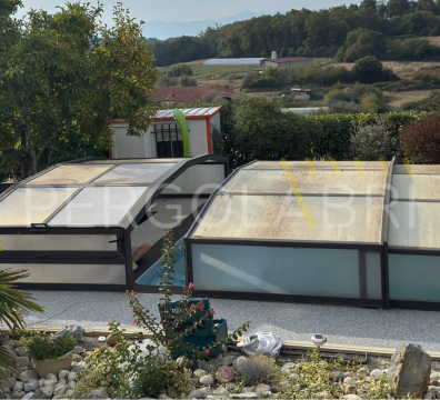 Plaques de toiture jaunies et opaques sur un abri de piscine Swim Protec