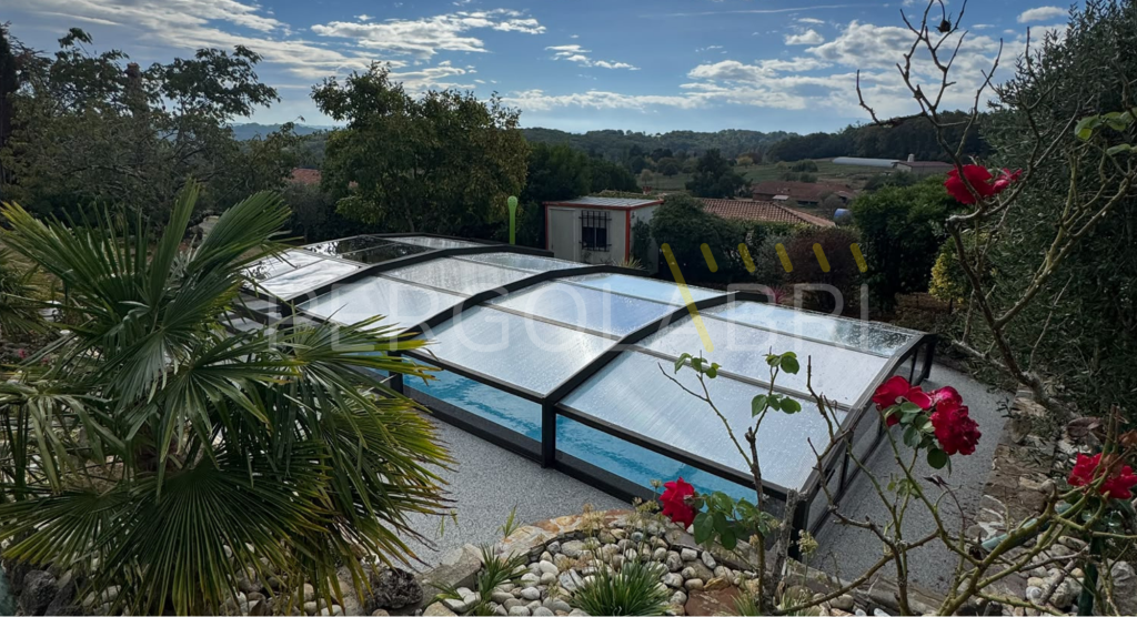 Abri Swim Protec aspect totalement neuf avec les nouvelles plaques en polycarbonate transparent et alvéolaire