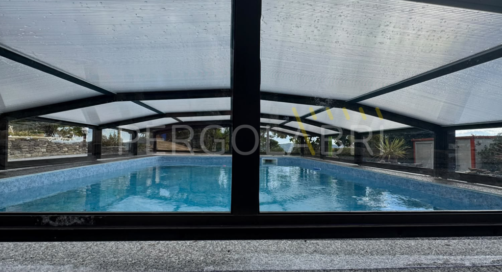 Photo avec vue de l'intérieur du bassin avec la nouvelle toiture rénovée de l'abri de piscine Swim Protec a Villeréal