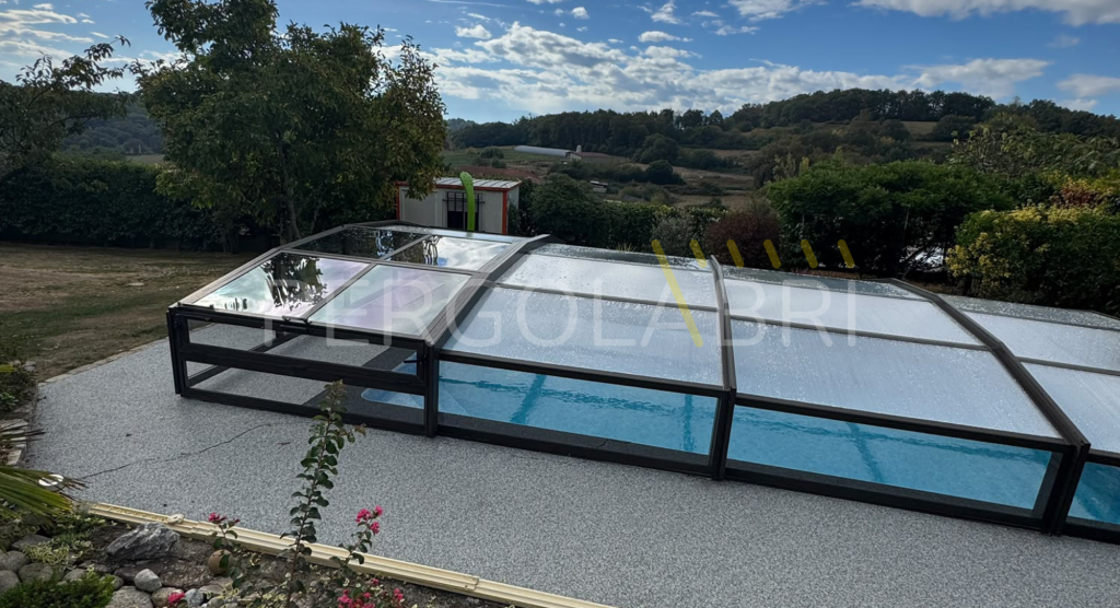 Abri Swim Protec aspect totalement neuf avec les nouvelles plaques en polycarbonate transparent et alvéolaire